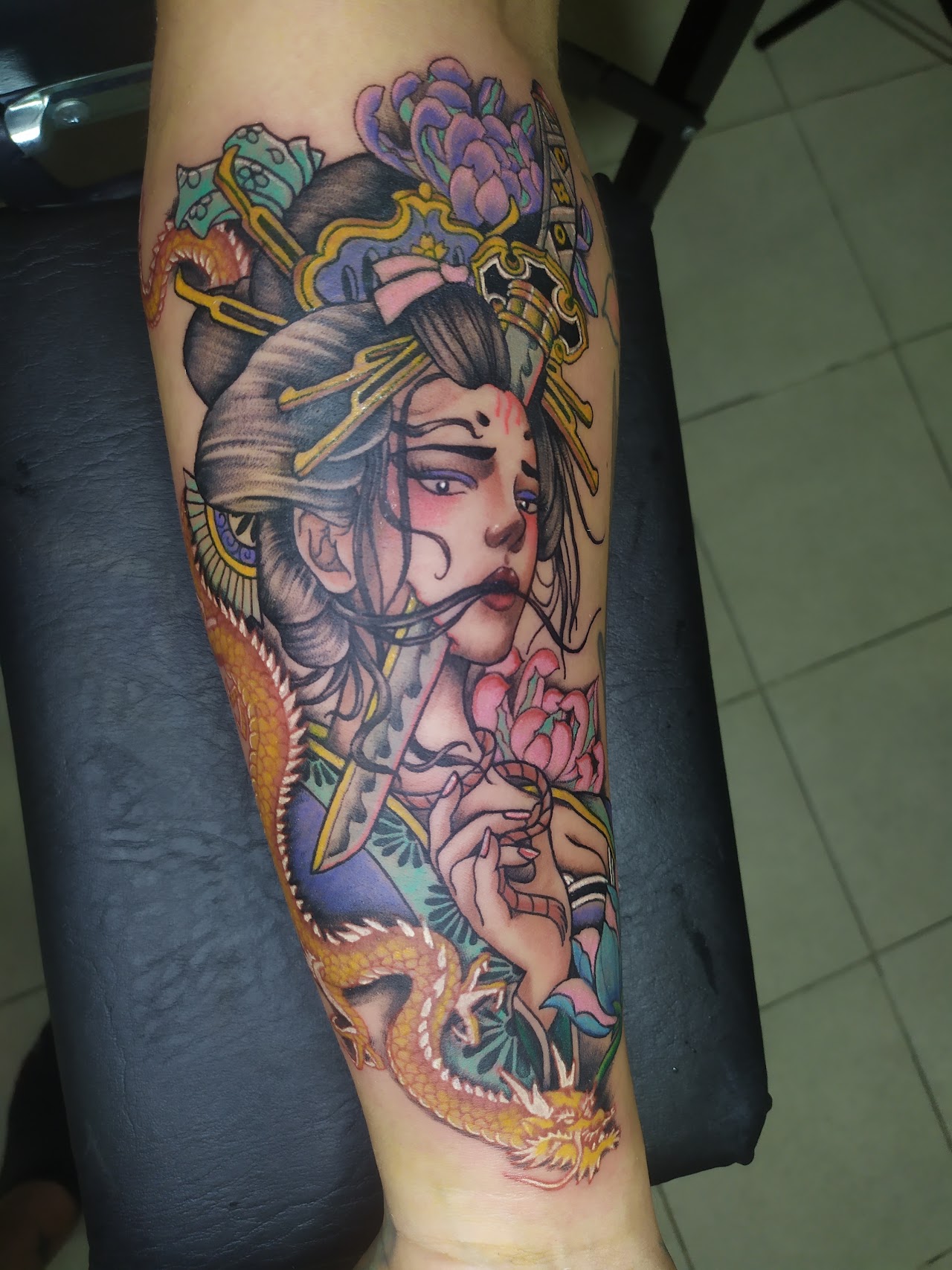 Tatuaje neotradicional japonés de geisha y dragón a color, antebrazo